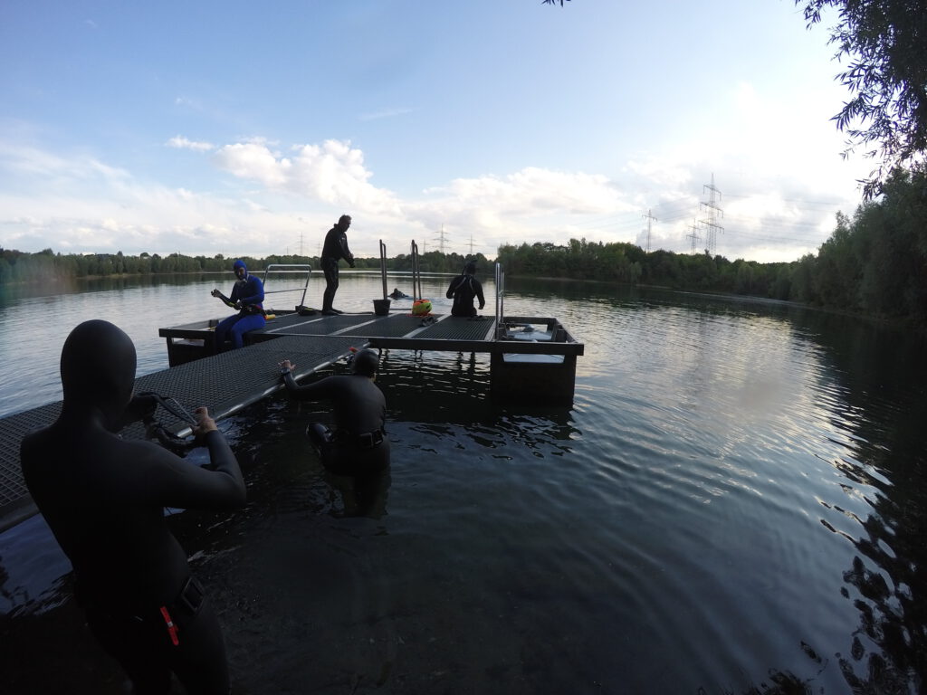 Steg zeigt Apnoetaucher beim Einstieg ins Freiwasser