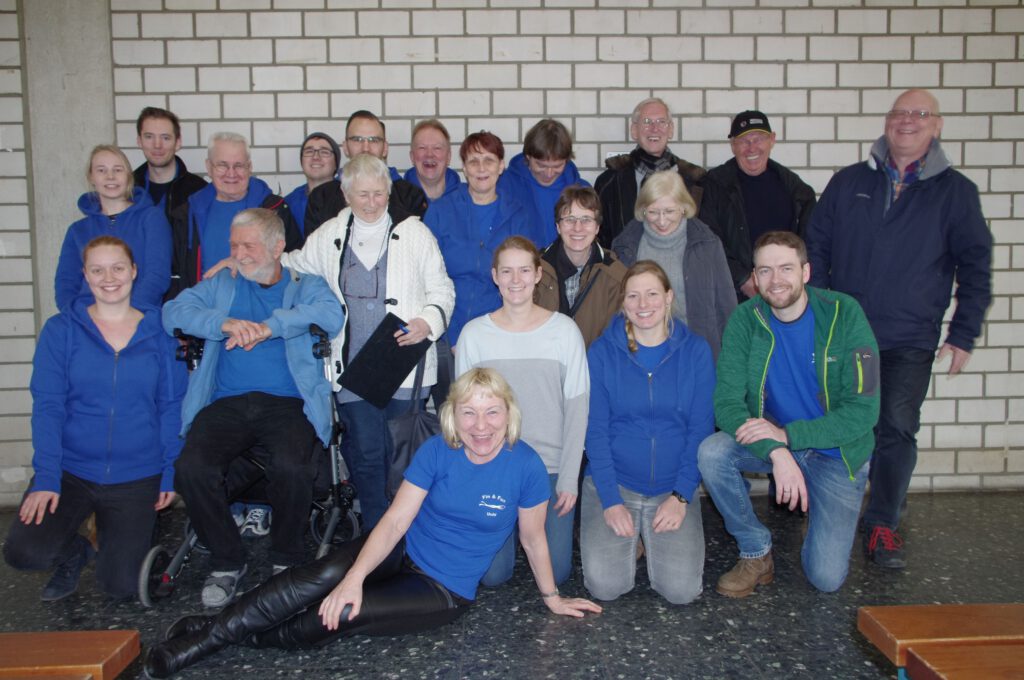Gruppenbild im Foyer des Schwimmbads