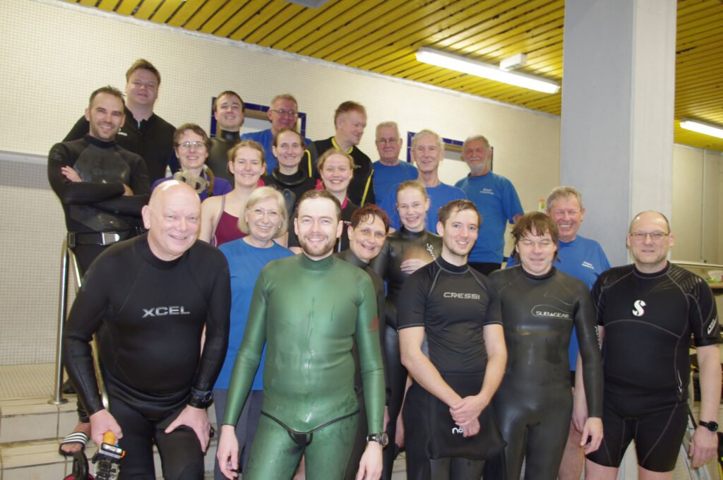 Gruppenbild nach dem Spaßwettkampf im Schwimmbad