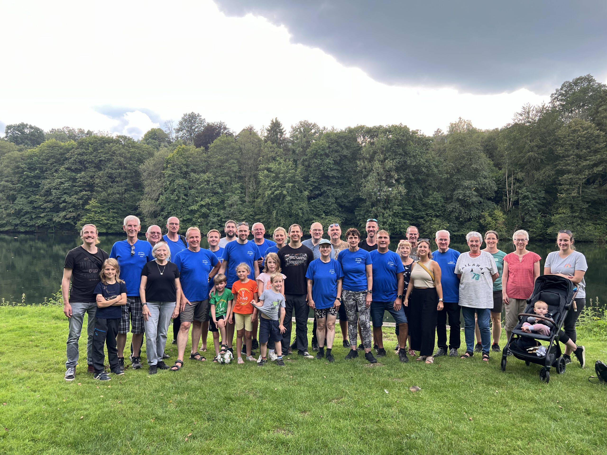 Gruppenbild der Teilnehmer der Drachenbootfahrt am Beyenburger Stausee