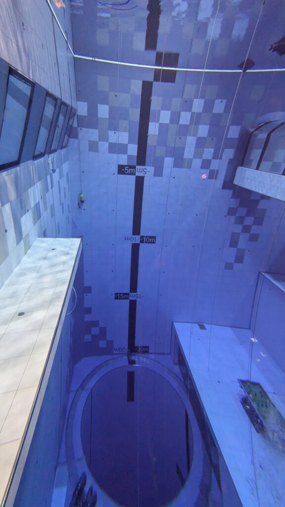 Blick in das 45 meter tiefe Tauchbecken des Deespot in Polen