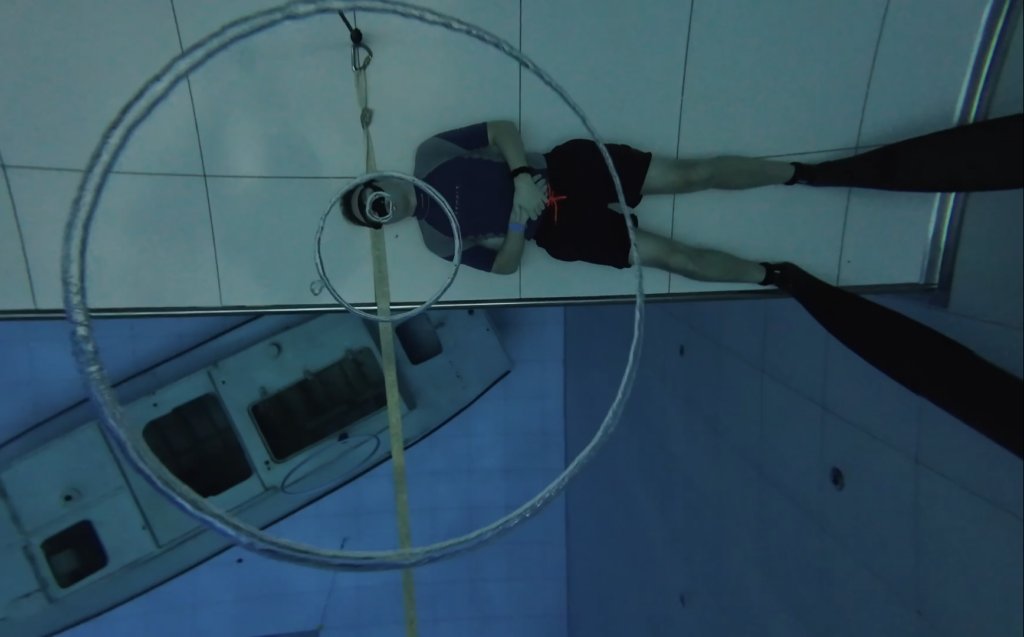 Apnoetaucher bläst Ringe unter Wasser