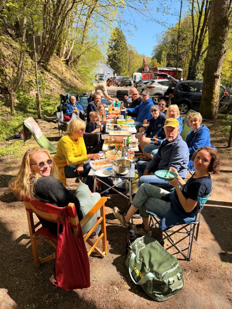 Gemeinsames Picknick nach dem Schwimmen am Parkplatz