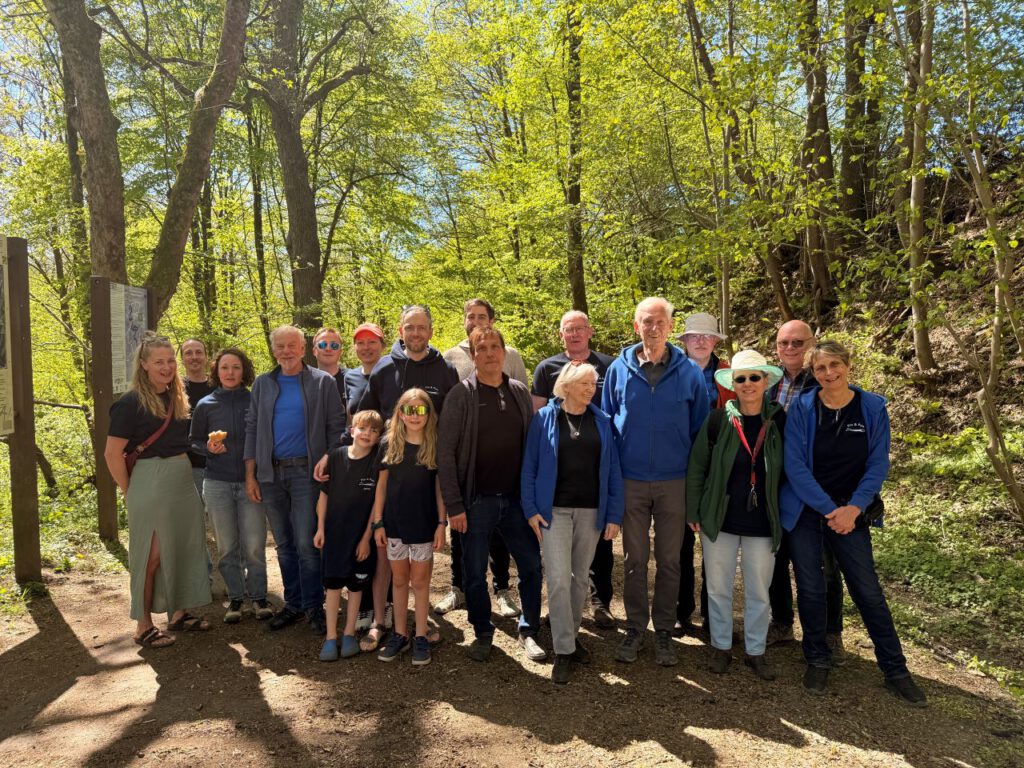 Gruppenfoto nach dem Schwimmen am Parkplatz